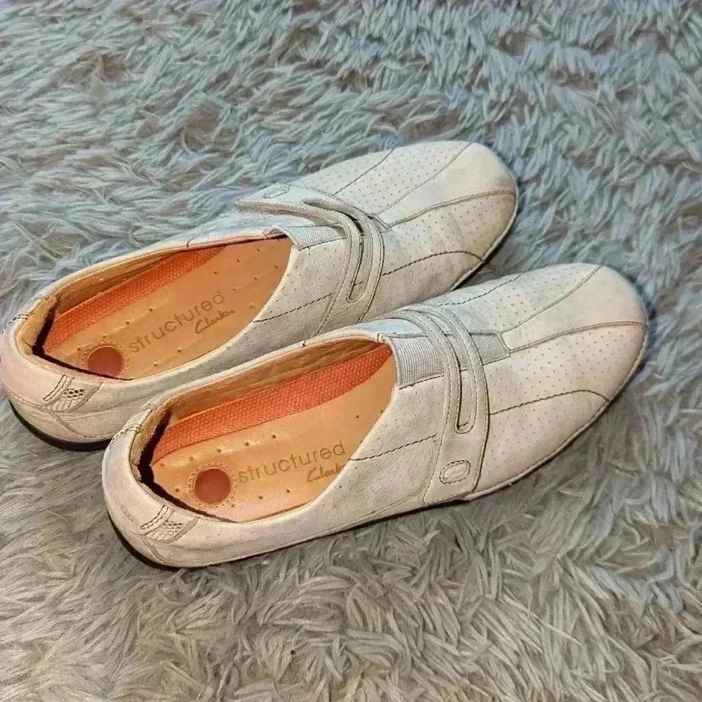Structured Clarks Women's Size 8.5m beige color slip on with top strap round toe